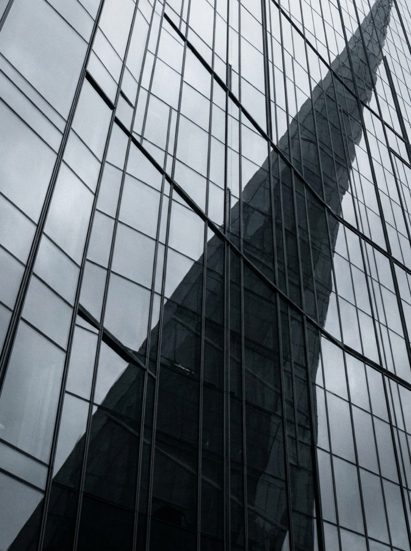 Fachada de vidrio y acero de una torre contemporánea.